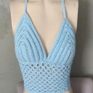 Top d'été en crochet couleur bleu ciel sur un mannequin