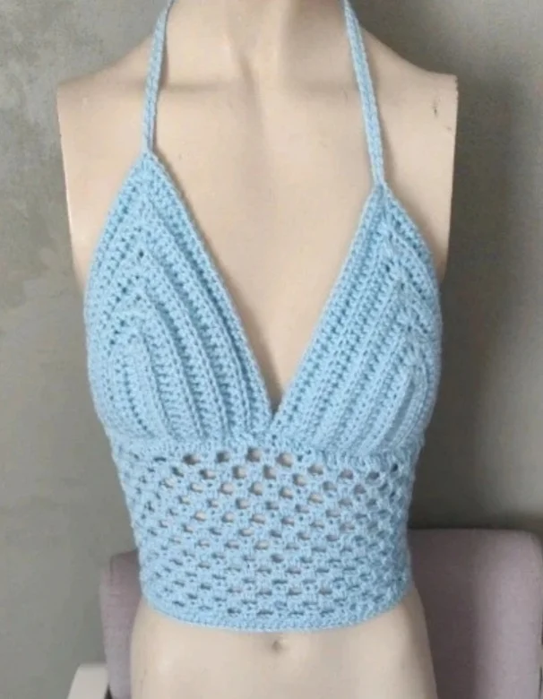 Top d'été en crochet couleur bleu ciel sur un mannequin