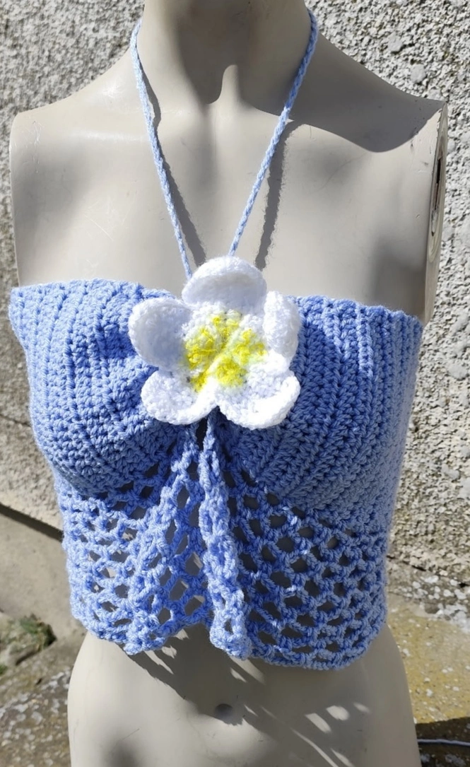 Haut-dos-nu-bleu-clair-avec-fleur-de-tiaré Haut d'été bleu ciel fait en crochet décoré d'une fleur de tiaré sur un mannequin