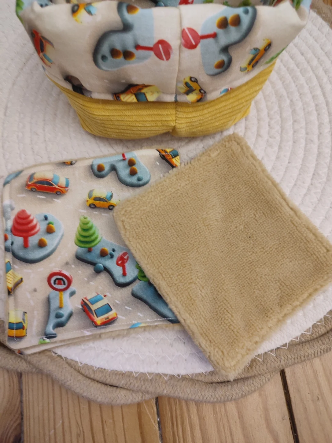 Panier et ses lingettes de la collection Mini Drive fait en couture avec des motifs de voiture et de route couleur fond beige