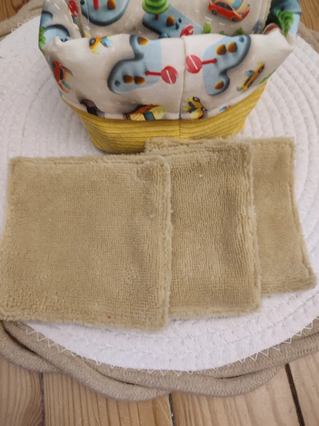lingettes de la collection Mini Drive vu côté tissu bambou couleur sable fait en couture avec des motifs de voiture et de route