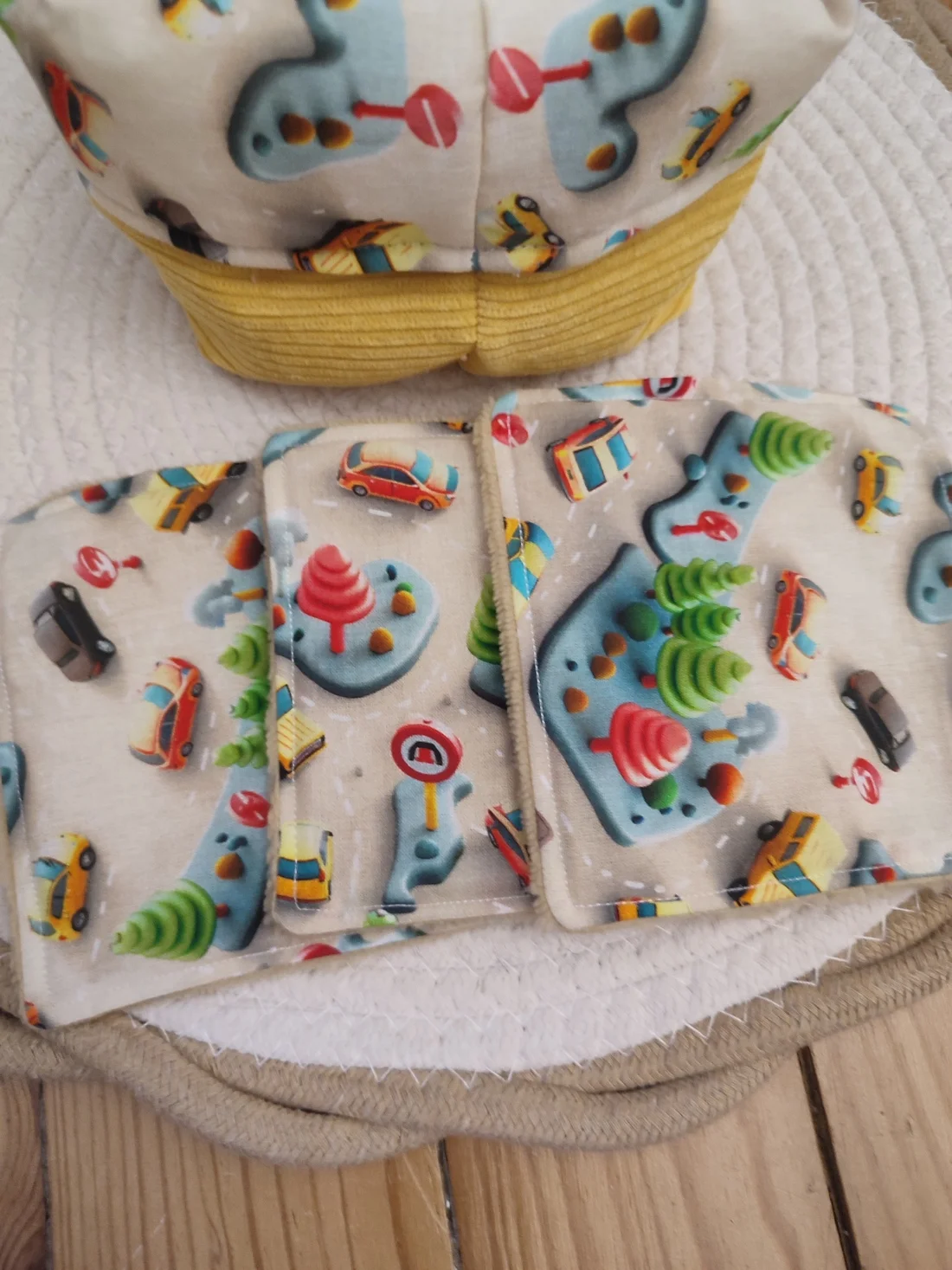 lingettes de la collection Mini Drive vu côté motif fait en couture avec des motifs voiture et route