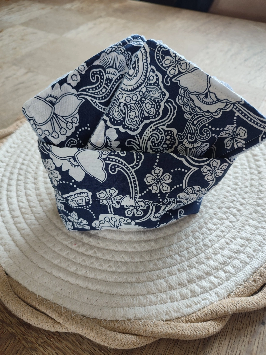 panier et lingettes tissus Bandana Navy de couleur bleu foncé avec motif blanc sur un tapis beige