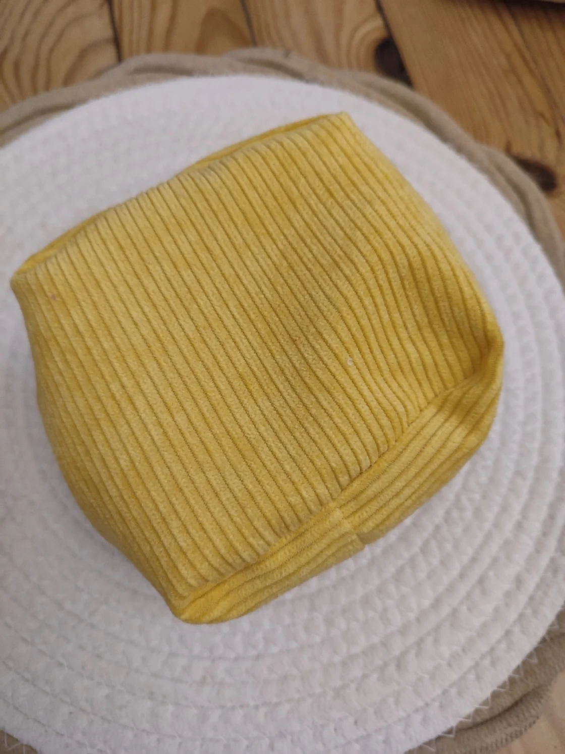 Panier de la collection Mini Drive vu du dessous fait en couture avec un tissu côtelé jaune