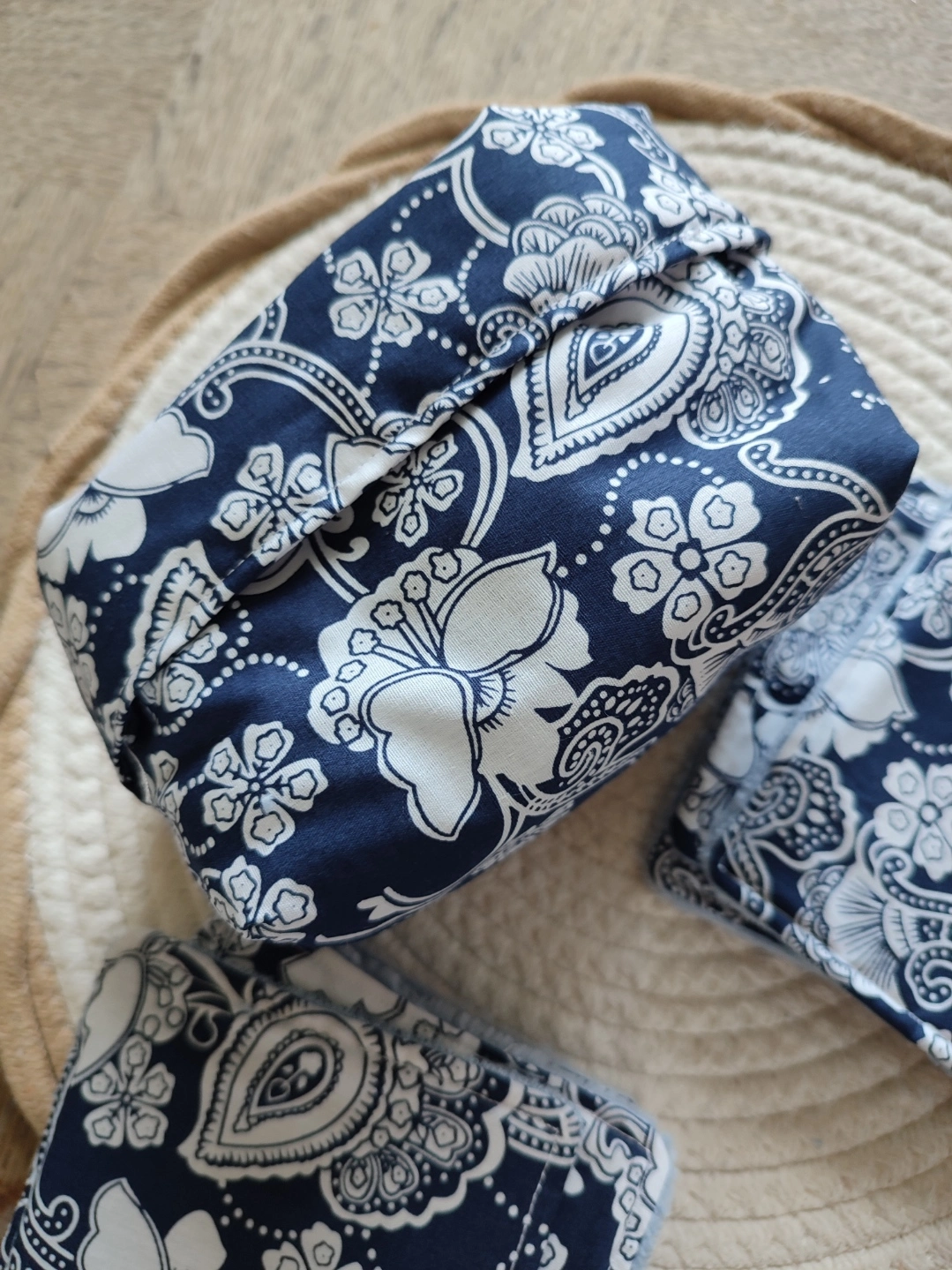 panier tissus Bandana Navy de couleur bleu foncé avec motif blanc vue de côté sur un tapis beige