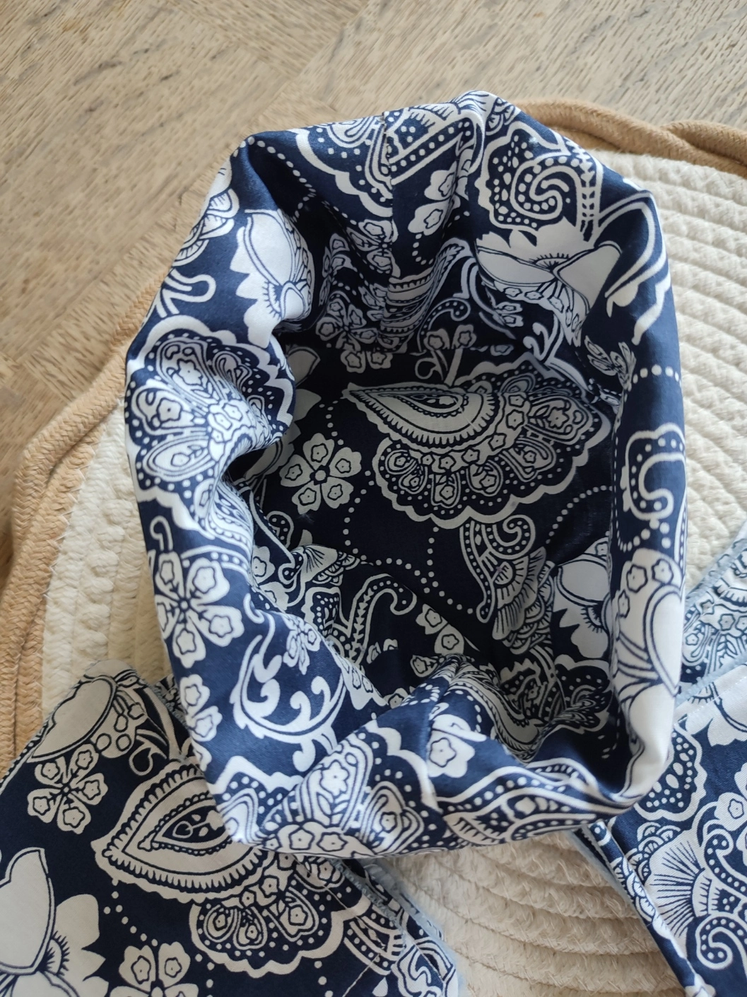 panier en tissus Bandana Navy de couleur bleu foncé avec motif blanc vue de l'intérieur sur un tapis beige