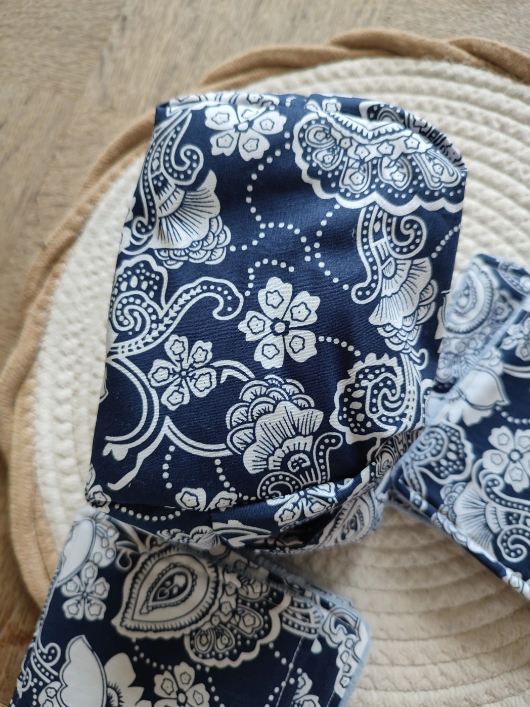 panier fait en tissus Bandana Navy de couleur bleu foncé avec motif blanc vue du dessous sur un tapis beige