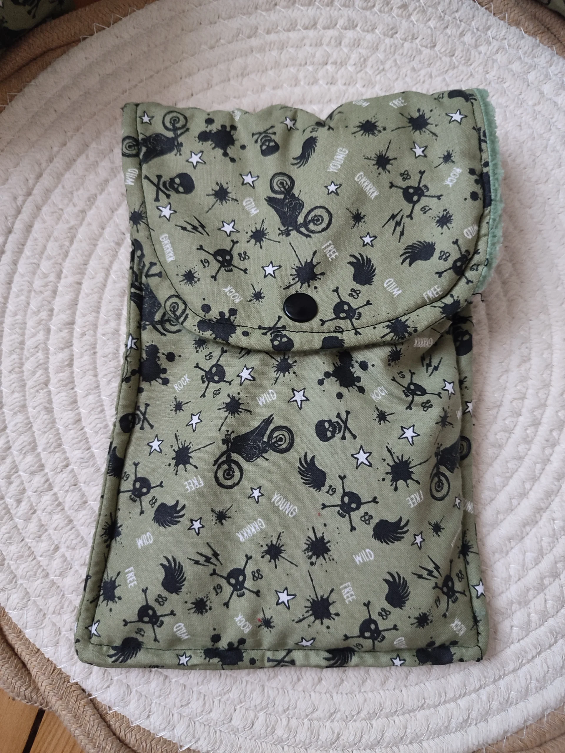 Pochette pour ranger brosse à dent et dentifrice fermée de couleur kaki avec des motifs moto et tête de mort de couleur noir