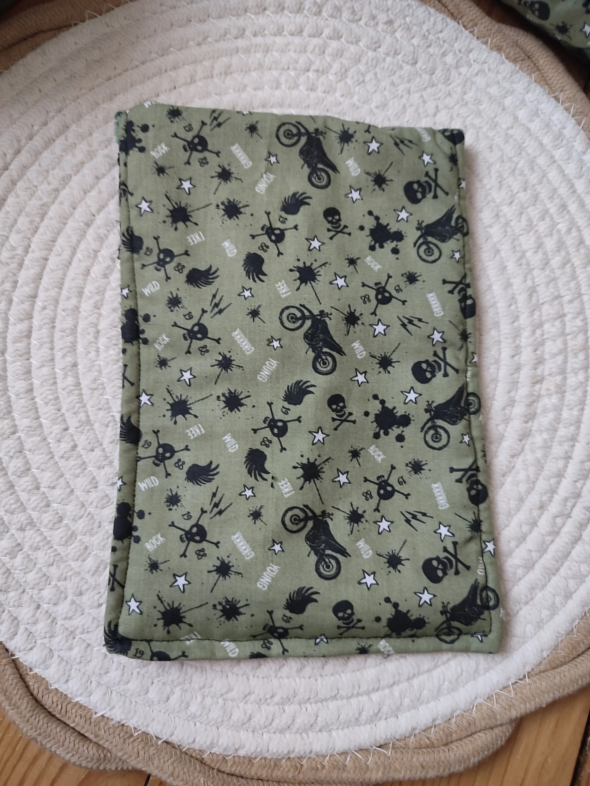 Pochette pour ranger brosse à dent et dentifrice vu de dos de couleur kaki avec des motifs moto et tête de mort de couleur noir