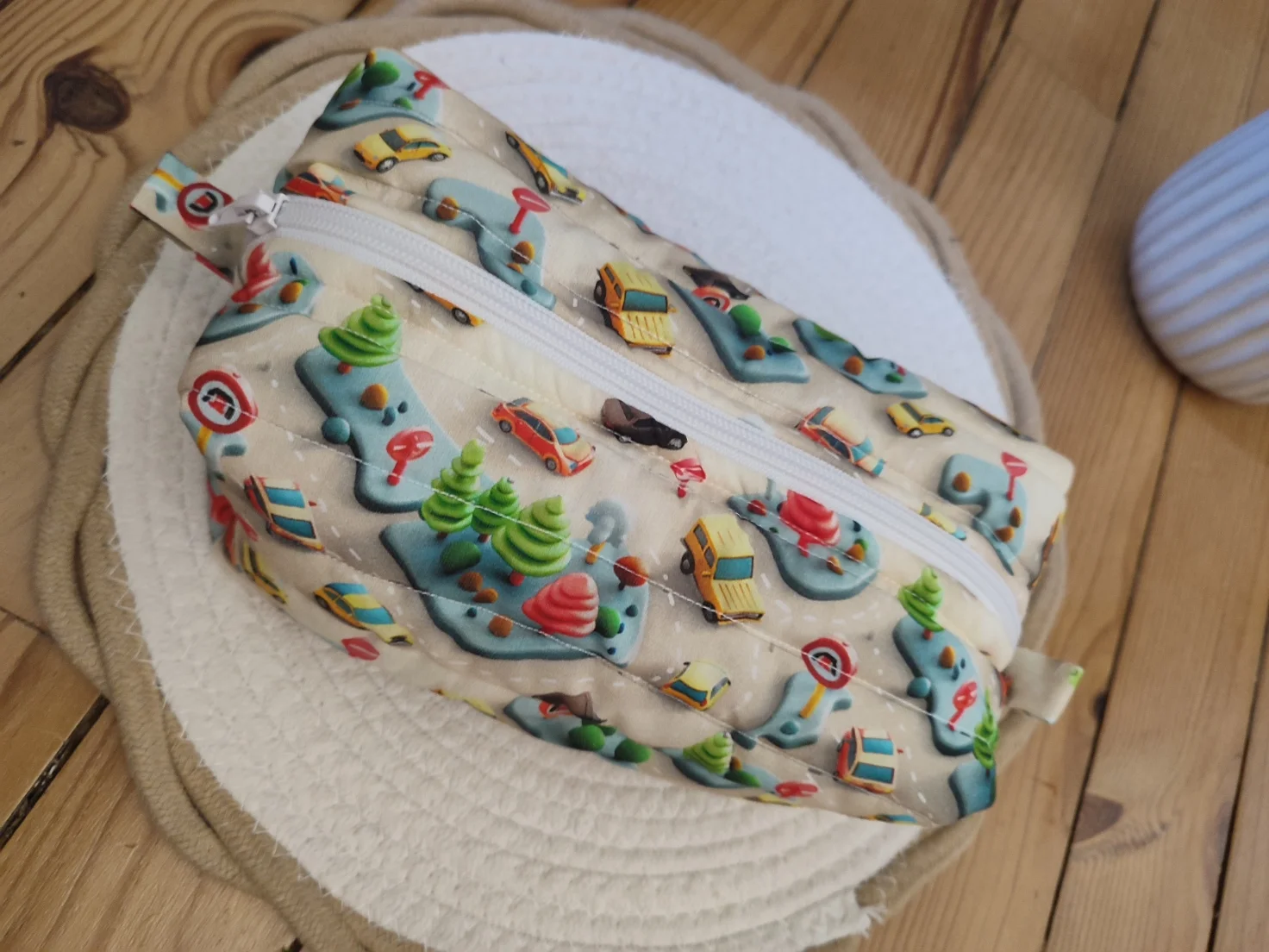 trousse de toilette de la collection Mini Drive avec motif voiture et route fermée vue du dessus