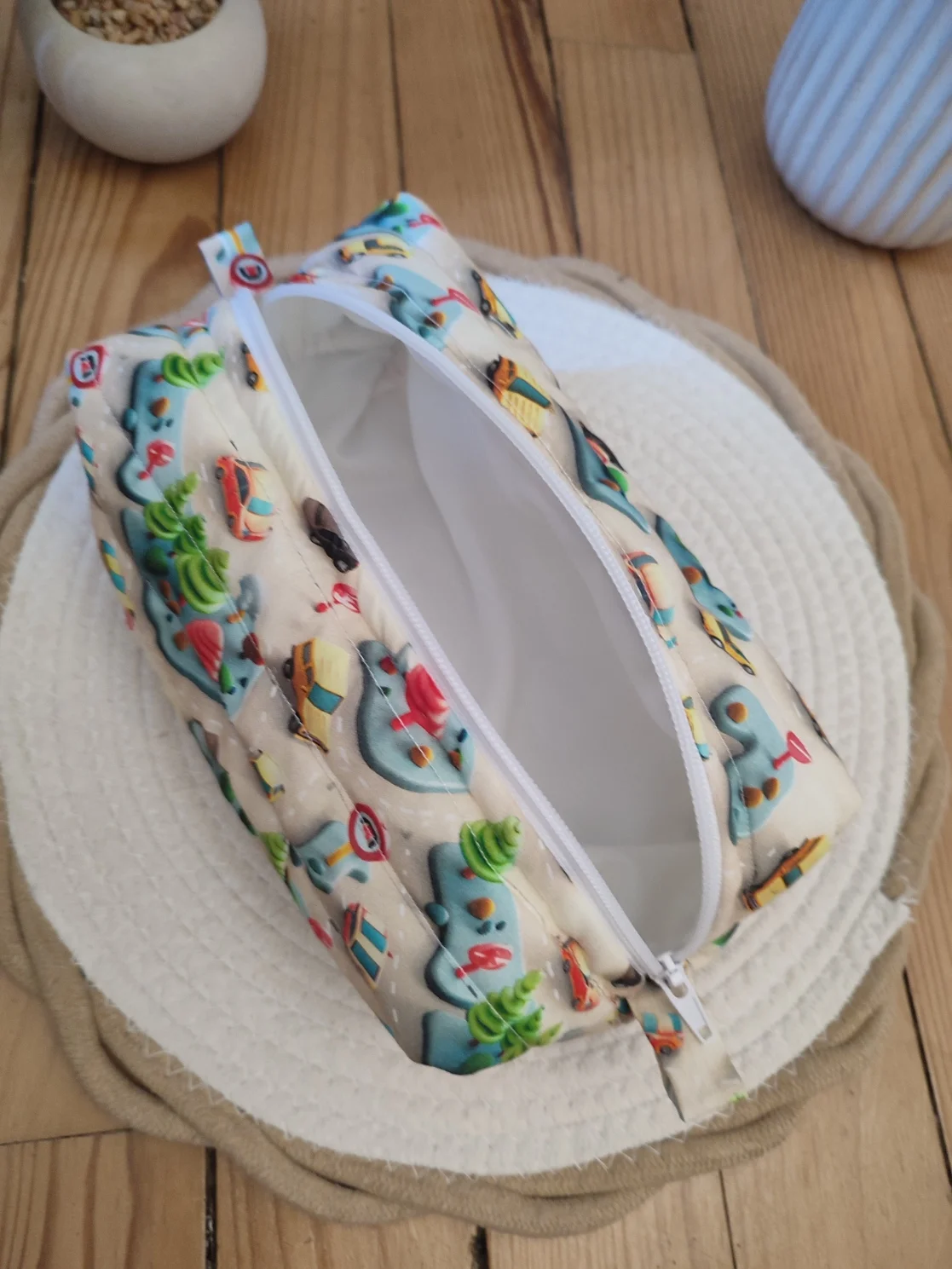 trousse de toilette de la collection Mini Drive avec motif voiture et route ouverte vu du dessous