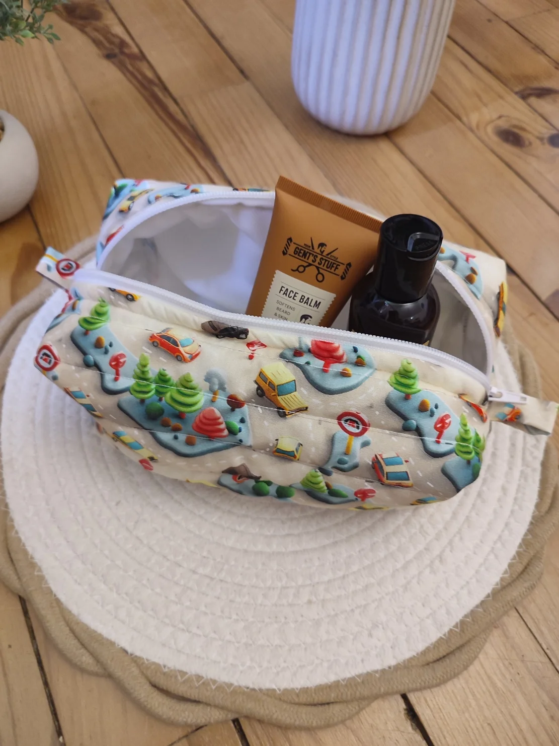 trousse de toilette de la collection Mini Drive avec motif voiture et route vu du dessous ouverte avec des produit dedans