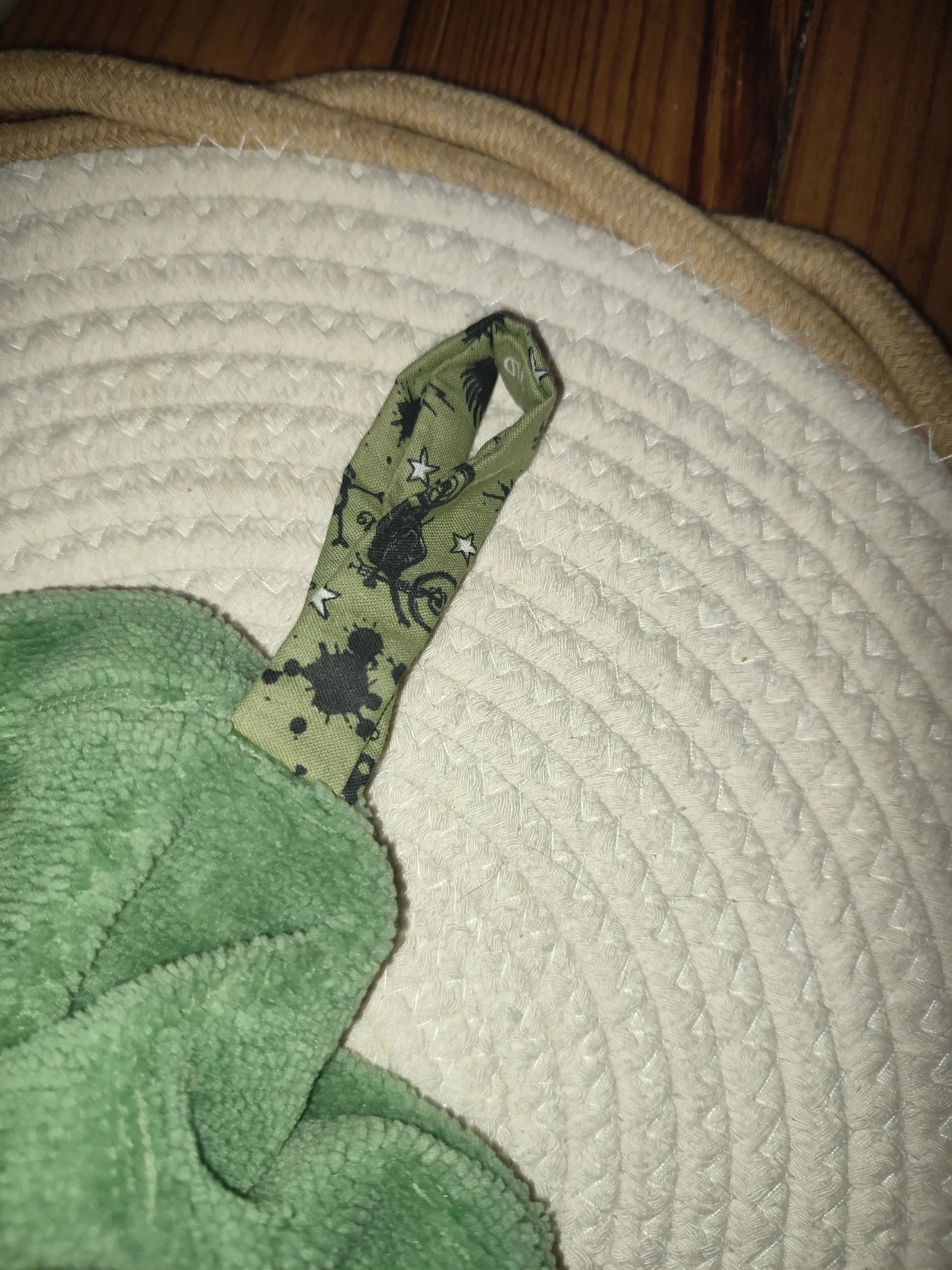 phot de la vue d'une attache de fleur de douche vert kaki