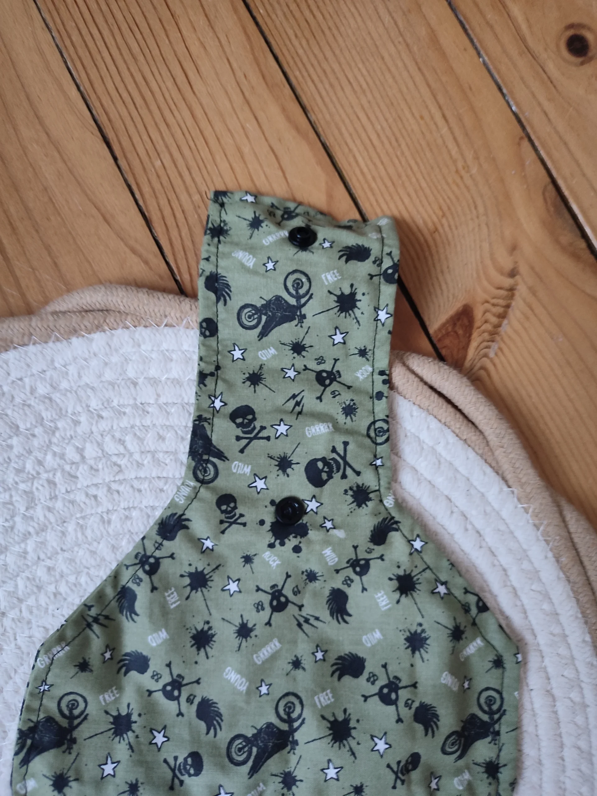 vu de l'attache ouverte d'un essui main de couleur kaki et avec motif moto et tête de mort