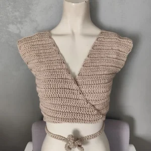 Haut cache coeur fait en crochet de couleur beige sur un mannequin