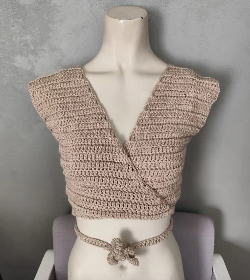 Haut cache coeur fait en crochet de couleur beige sur un mannequin