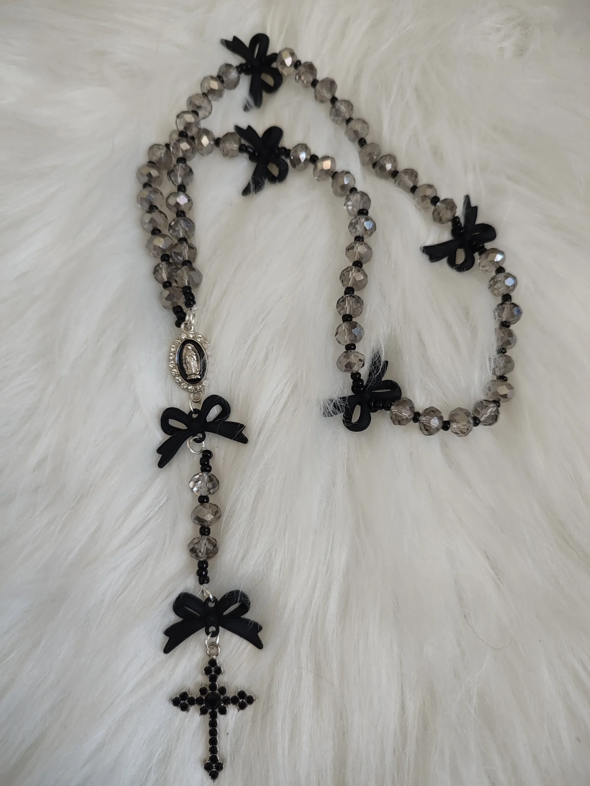 Chapelet "Ruban Précieux" fait avec des perles noir translucide, des noeuds noir et une croix noir