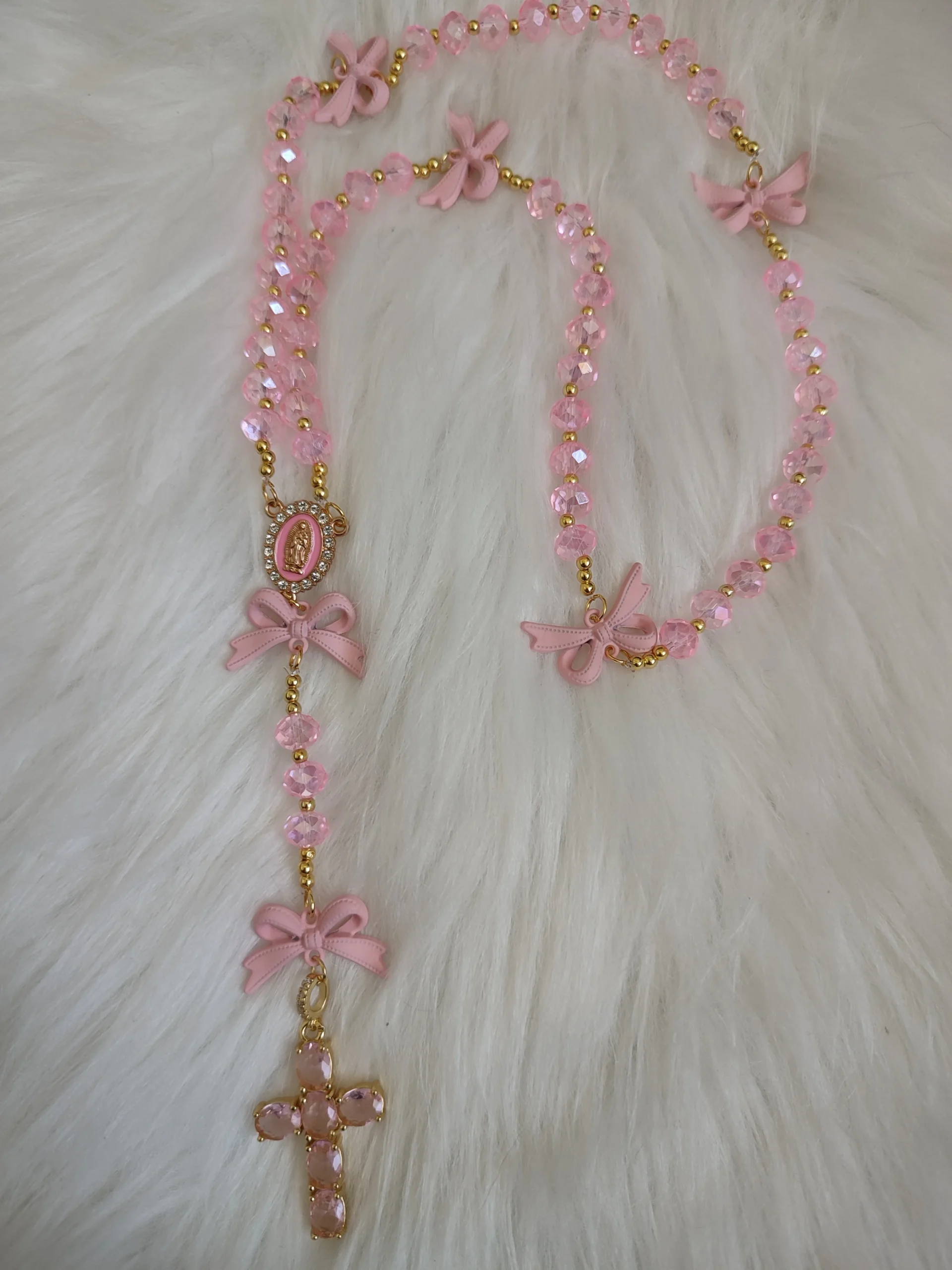 Chapelet "Ruban Précieux" fait avec des perles rose clair, des noeuds rose claire et une croix rose