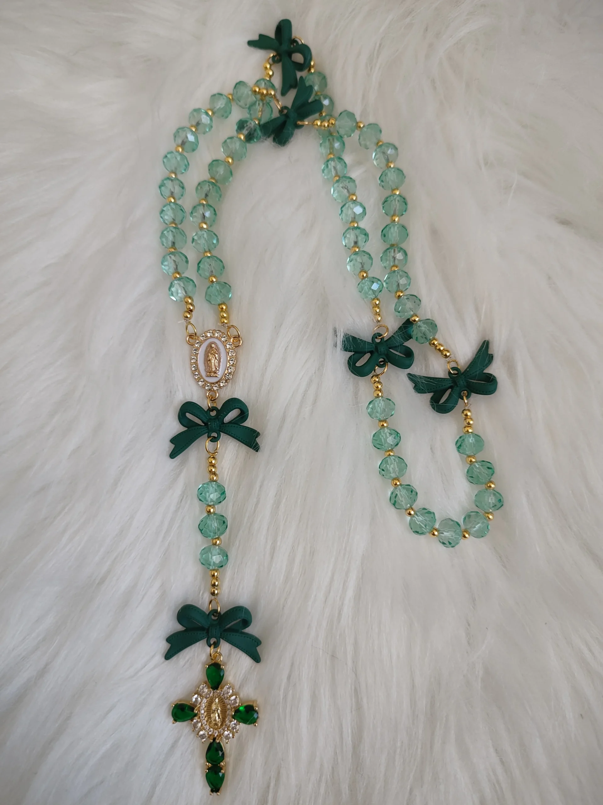 Chapelet "Ruban Précieux" fait avec des perles verte, des noeuds vert foncés et une croix verte