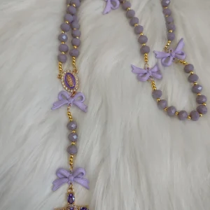 Chapelet "Ruban Précieux" fait avec des perles violette, des neuds violets et une croix violette