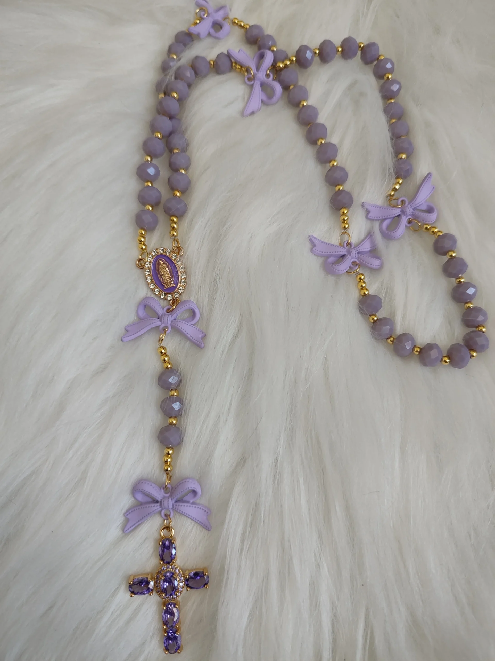 Chapelet "Ruban Précieux" fait avec des perles violette, des neuds violets et une croix violette