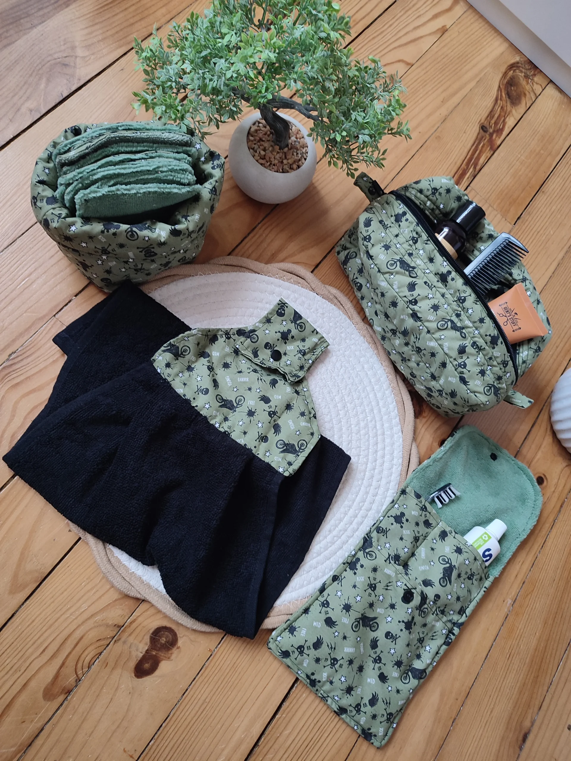 ensemble comprenant un panier avec des lingettes réutilisables, une trousse de toilette, un essui main et une pochette de rangement brosse à dent de couleur kaki avec des motif de moto et de tête de mort