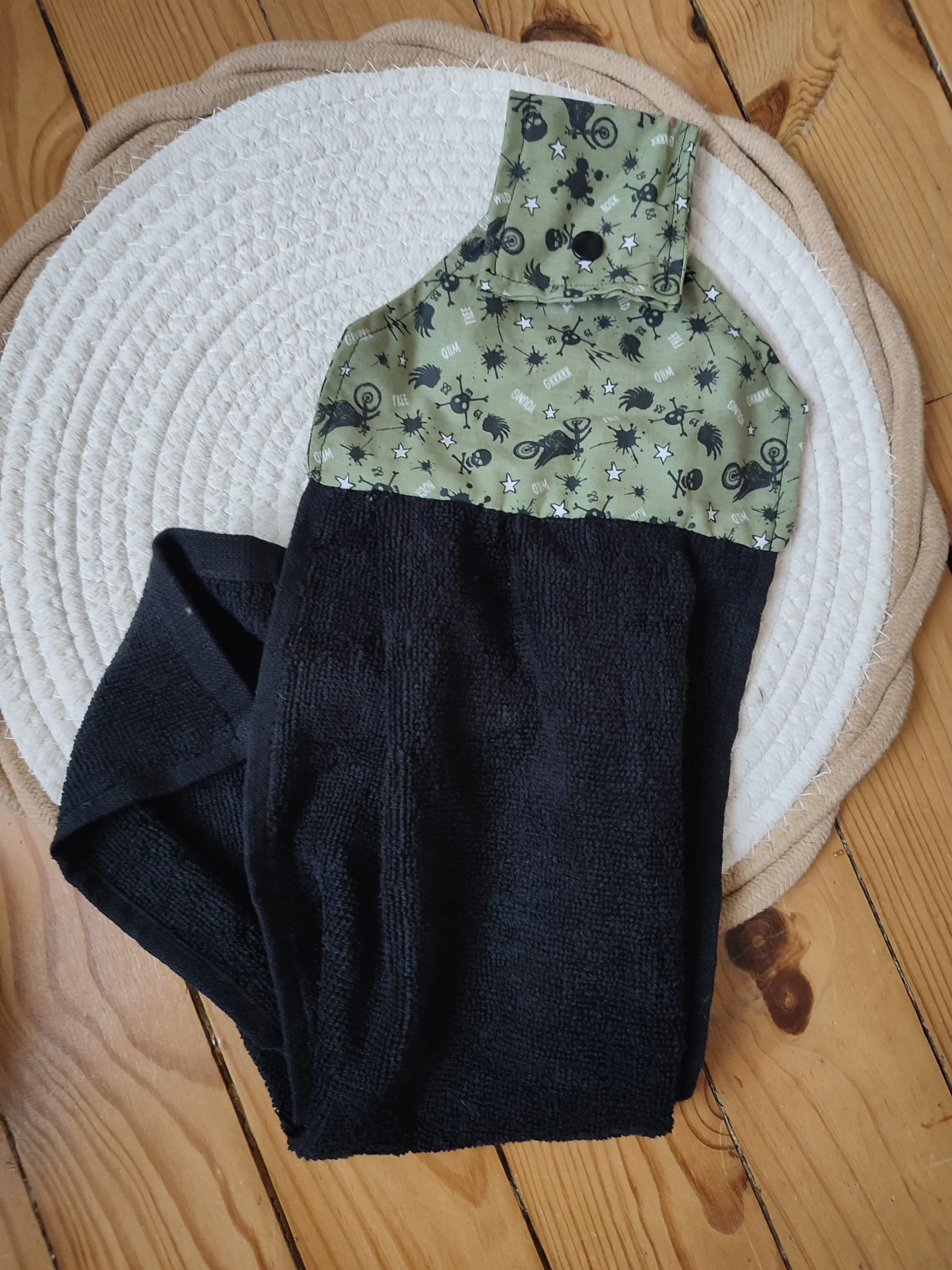 vu d'un essui main de couleur kaki et avec motif moto et tête de mort et de sa serviette de couleur noir