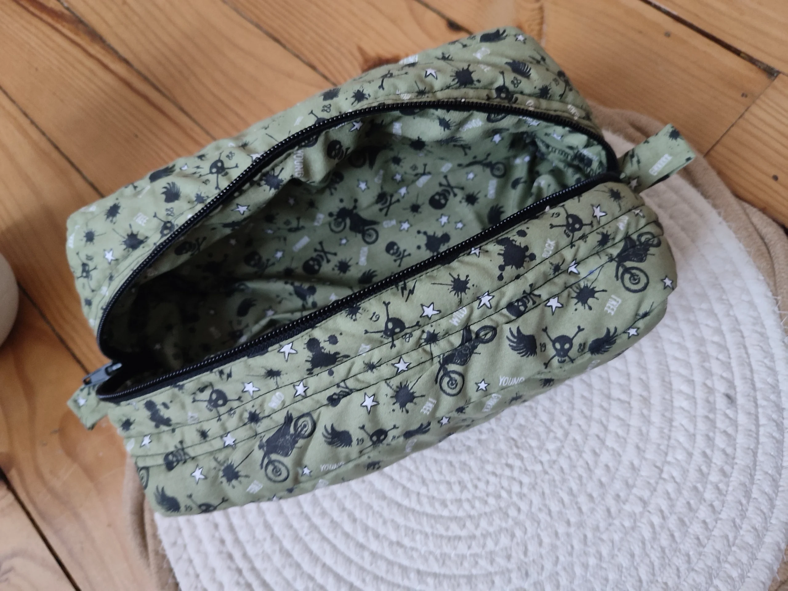 trousse de toilette kaki avec motif moto et tête de mort noir ouverte