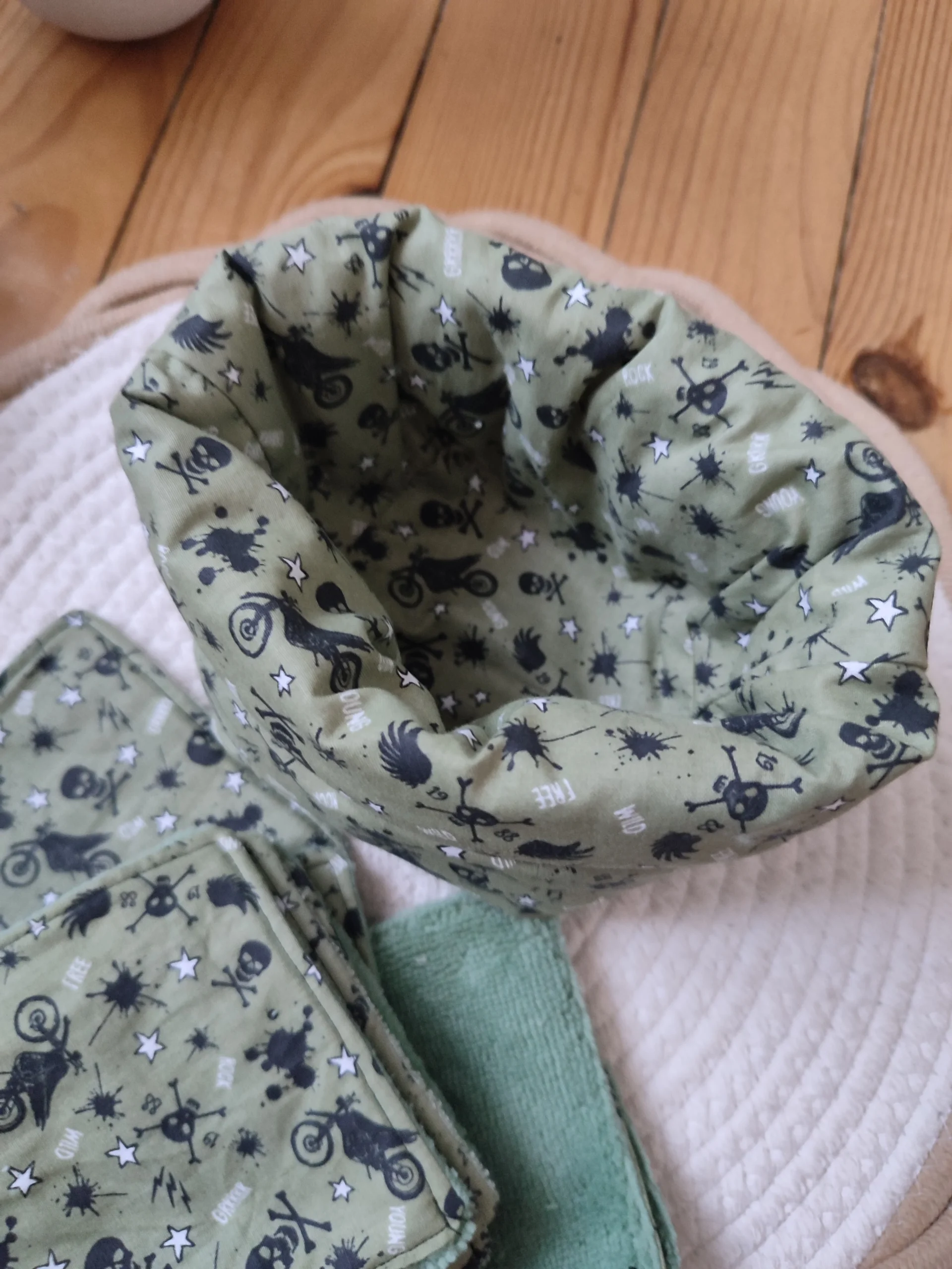 Panier vu intérieur fait en couture avec des motifs moto et tête de mort couleur kaki