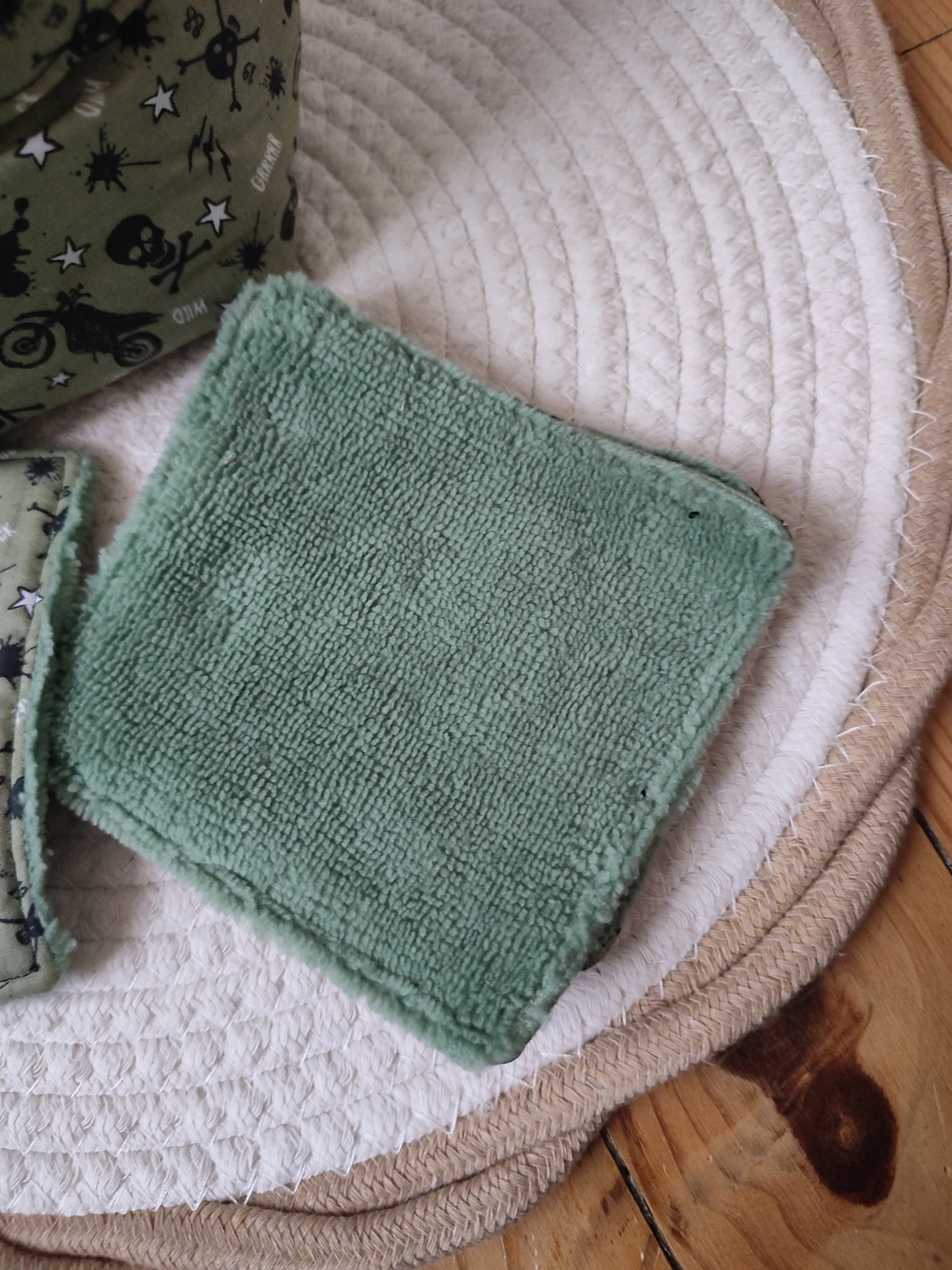 lingettes vu côté tissu bambou fait en couture avec des motifs moto et tête de mort couleur kaki