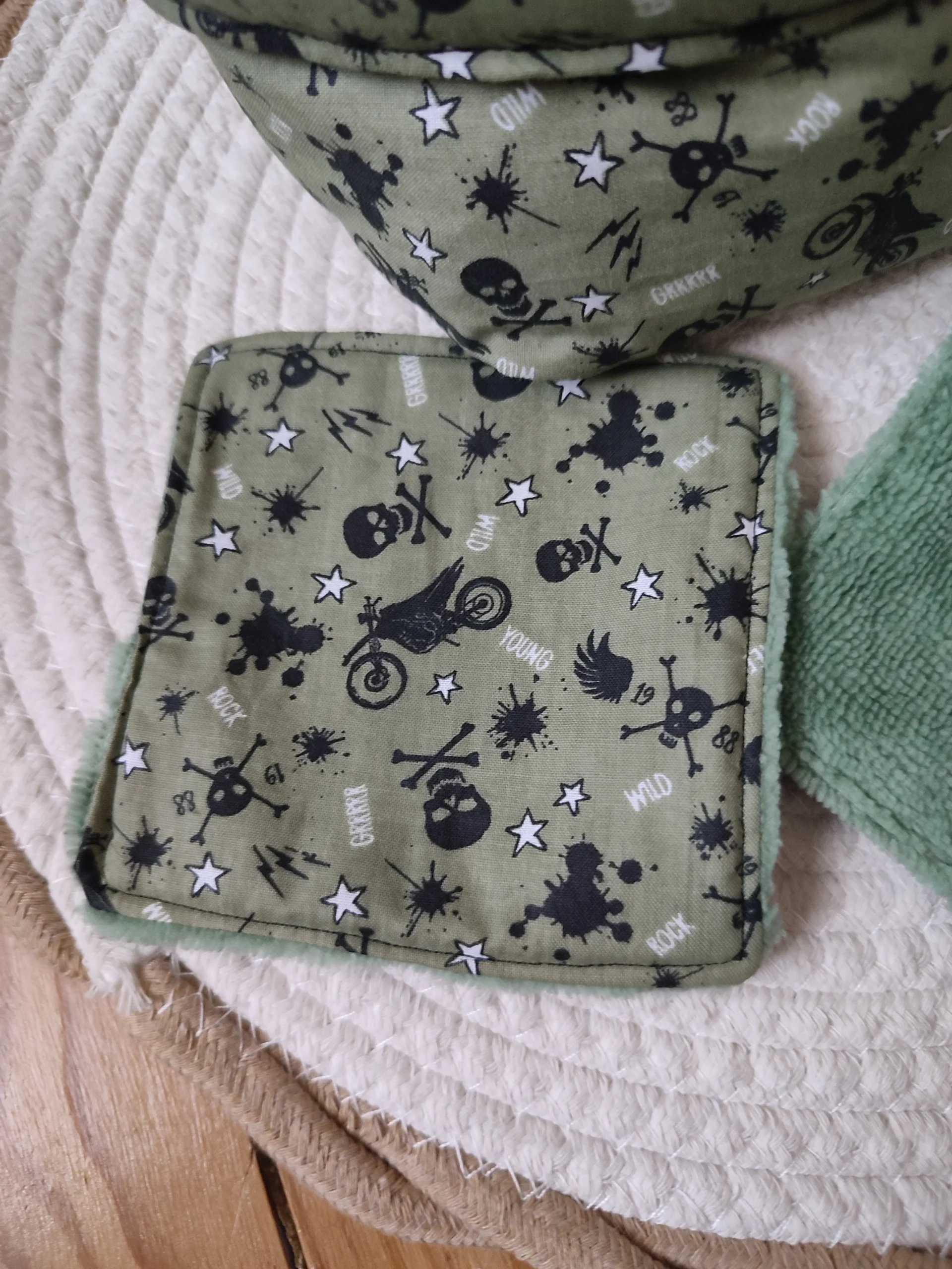lingettes vu côté motif fait en couture avec des motifs moto et tête de mort couleur kaki