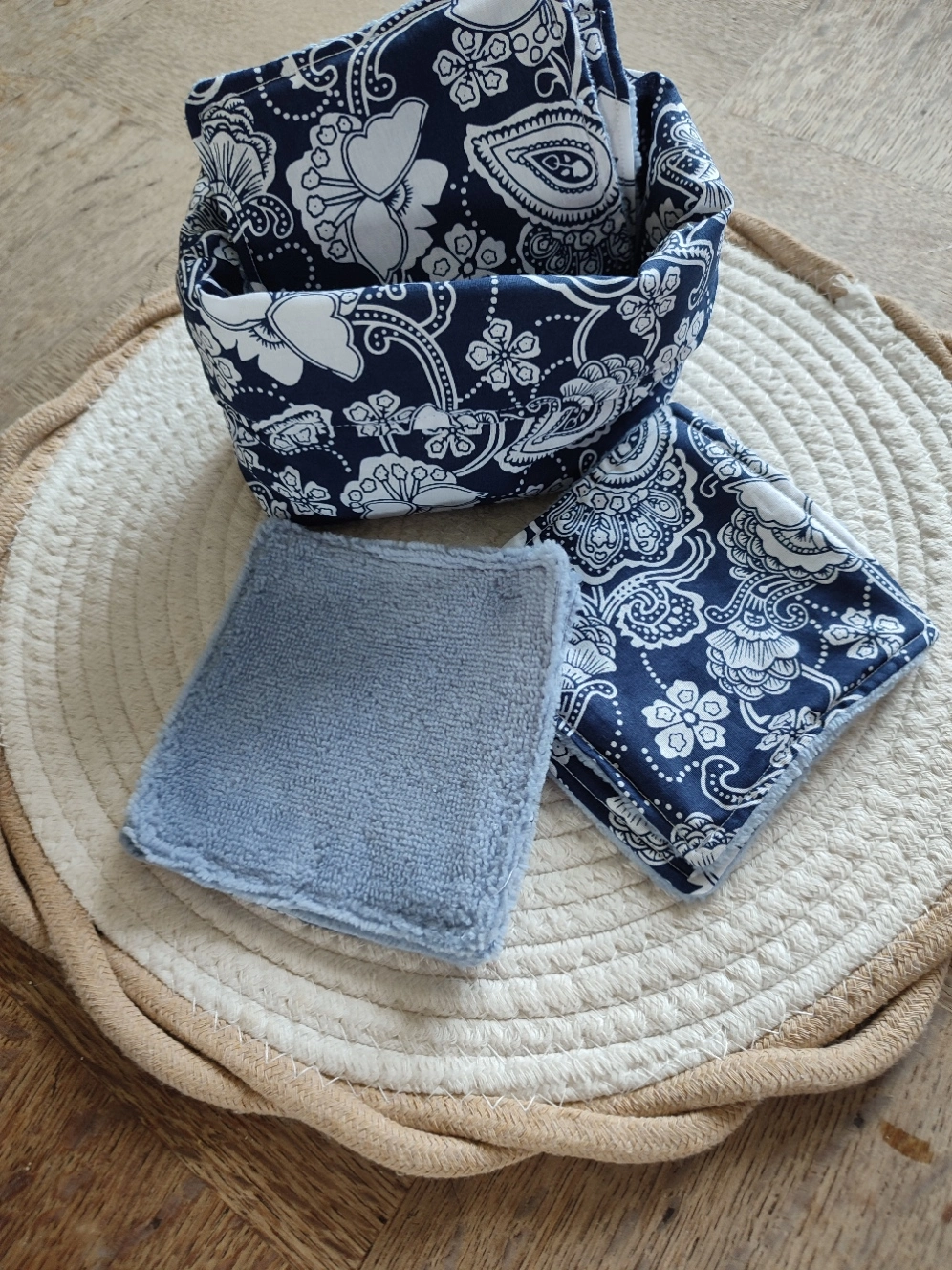 lingettes tissu bambou bleu ciel et tissus Bandana Navy de couleur bleu foncé avec motif blanc sur un tapis beige