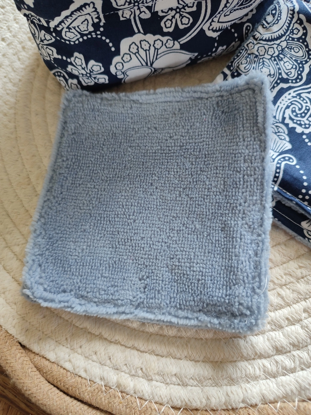 lingettes tissu bambou bleu ciel sur un tapis beige