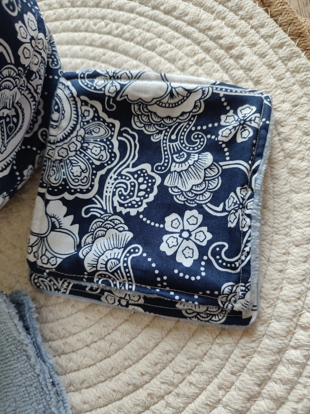 lingettes tissus Bandana Navy de couleur bleu foncé avec motif blanc sur un tapis beige