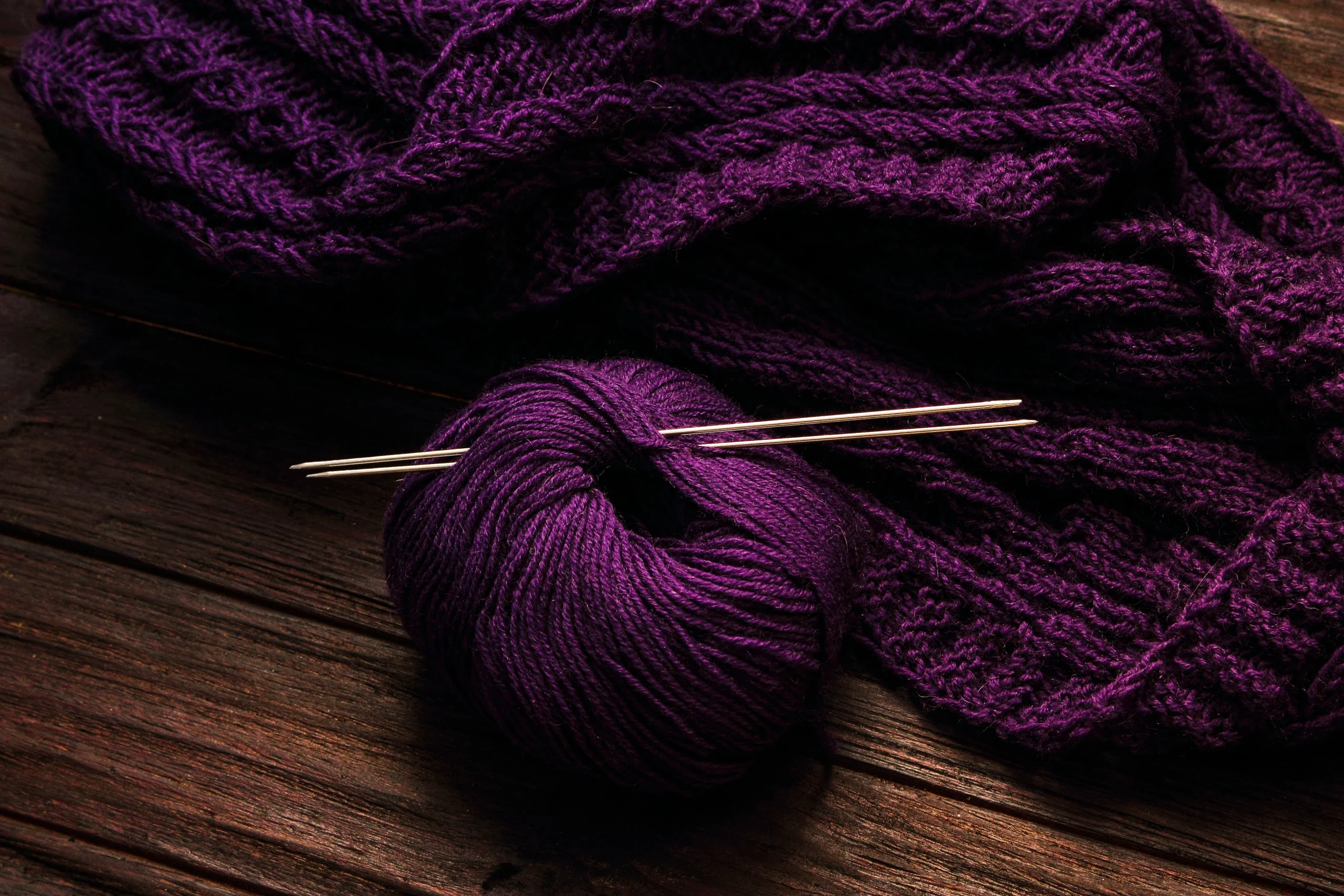 tricot et sa pelote pelote violette avec son tricot et ses aiguilles