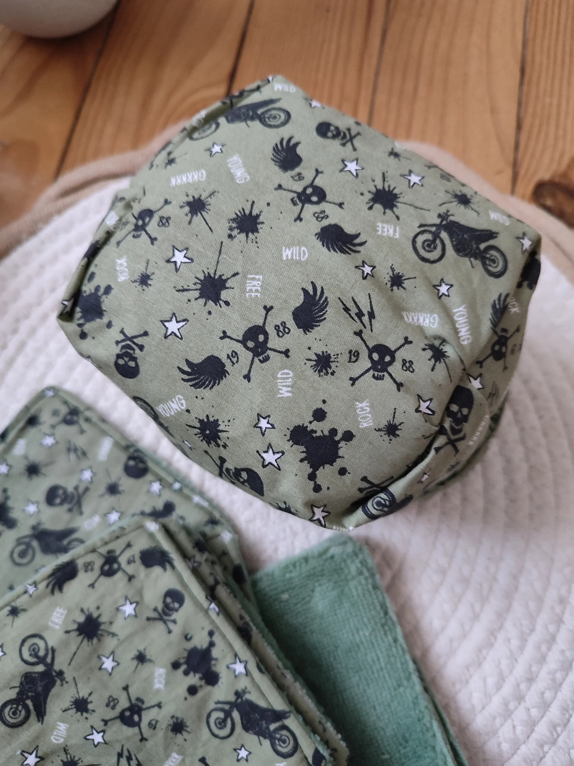 Panier vu du dessous fait en couture avec des motifs moto et tête de mort couleur kaki