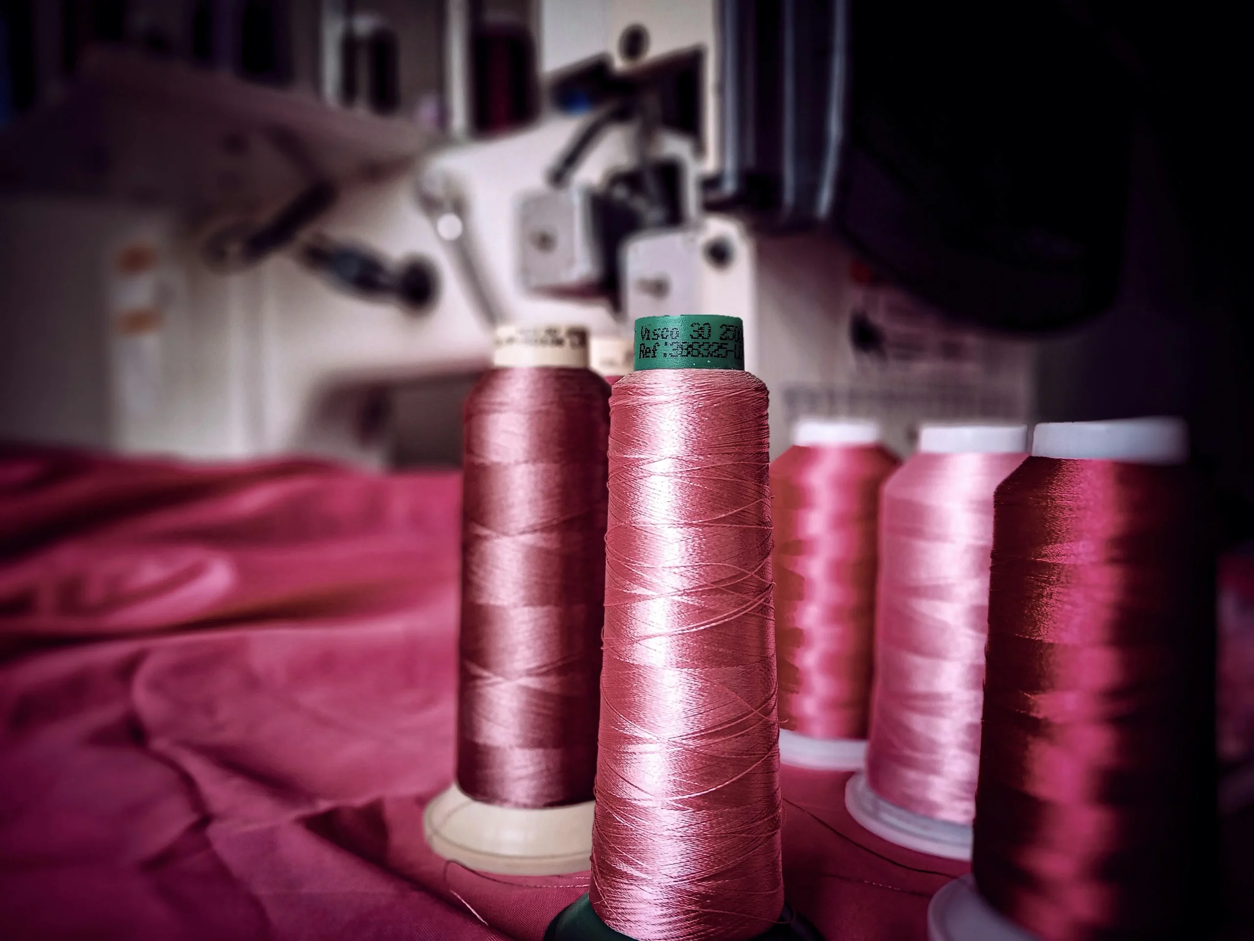 pexels-zeynepcapraz-32650152 lot de bobine de fils rose