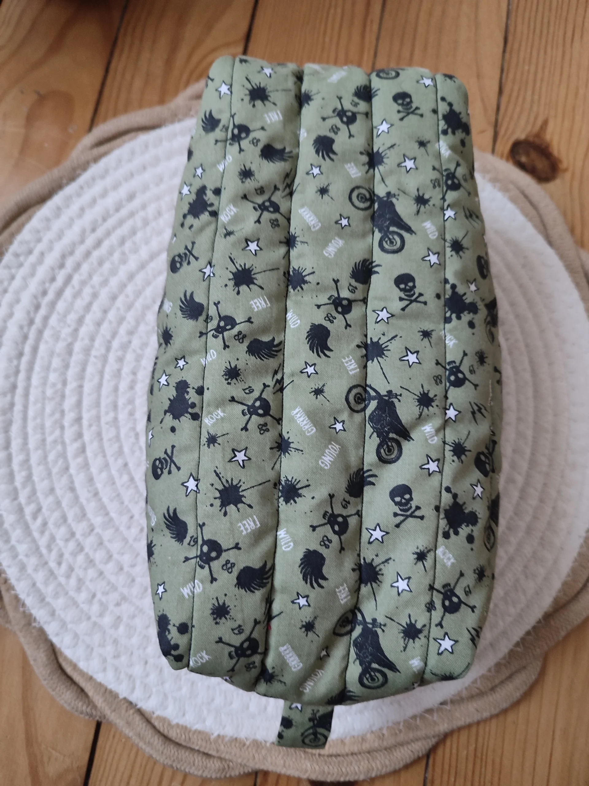 trousse de toilette kaki avec motif moto et tête de mort noir vu du dessous