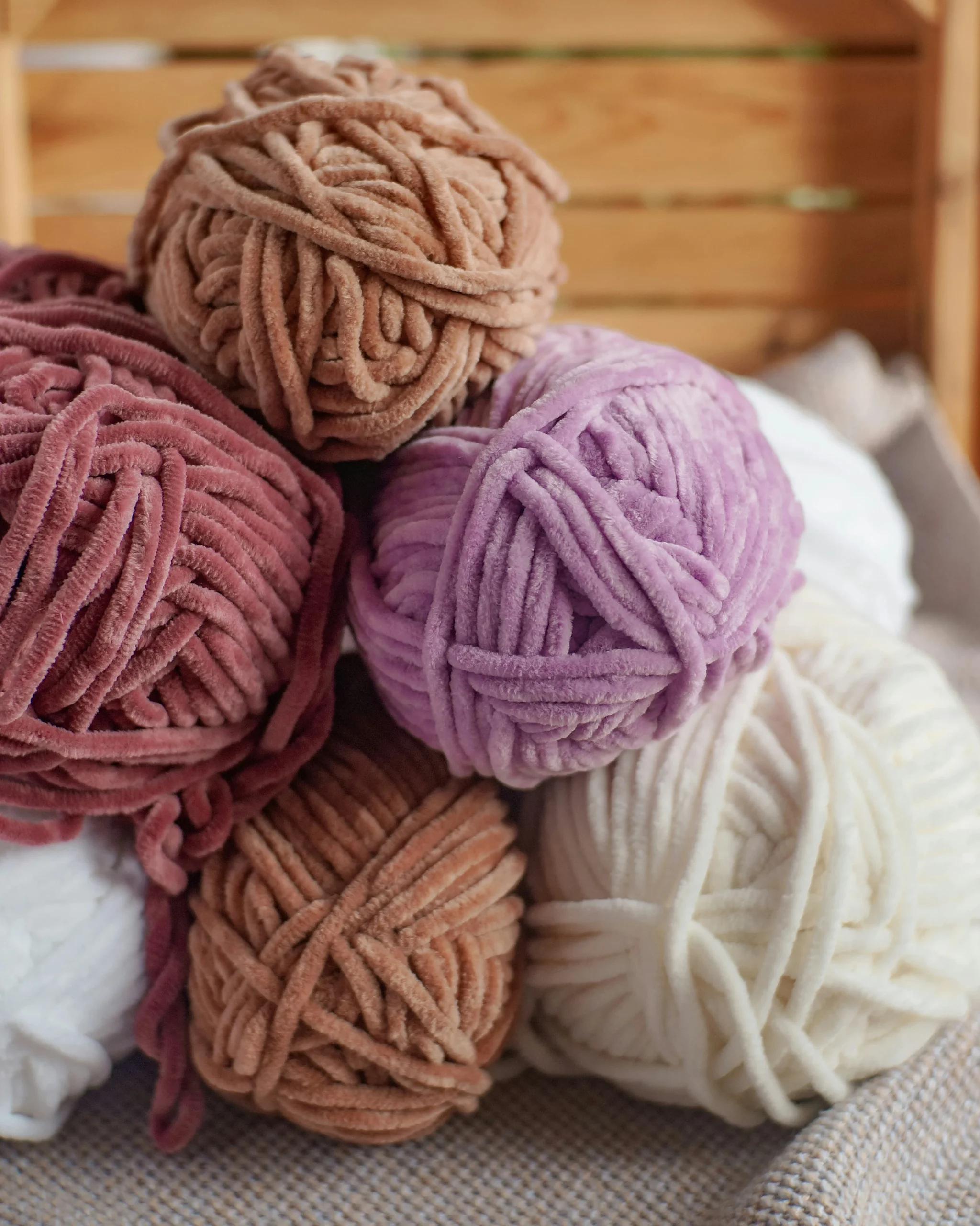 pelote de laines six pelote de laine couleur blanche, violette, rose et beige