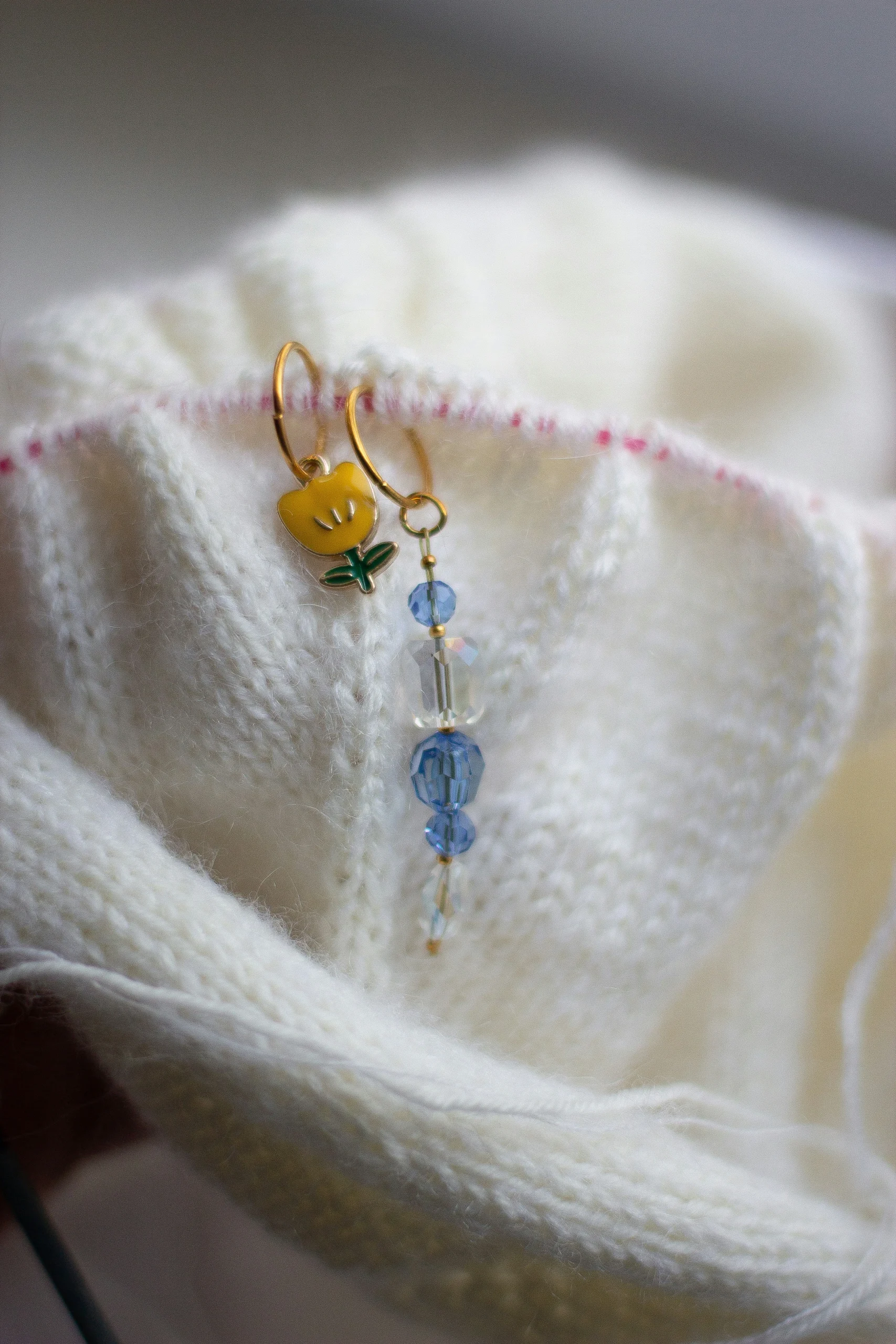 laine avec boucle d'oreille boucle d'oreille accrochés sur de la laine d'une créatrice artisanales française