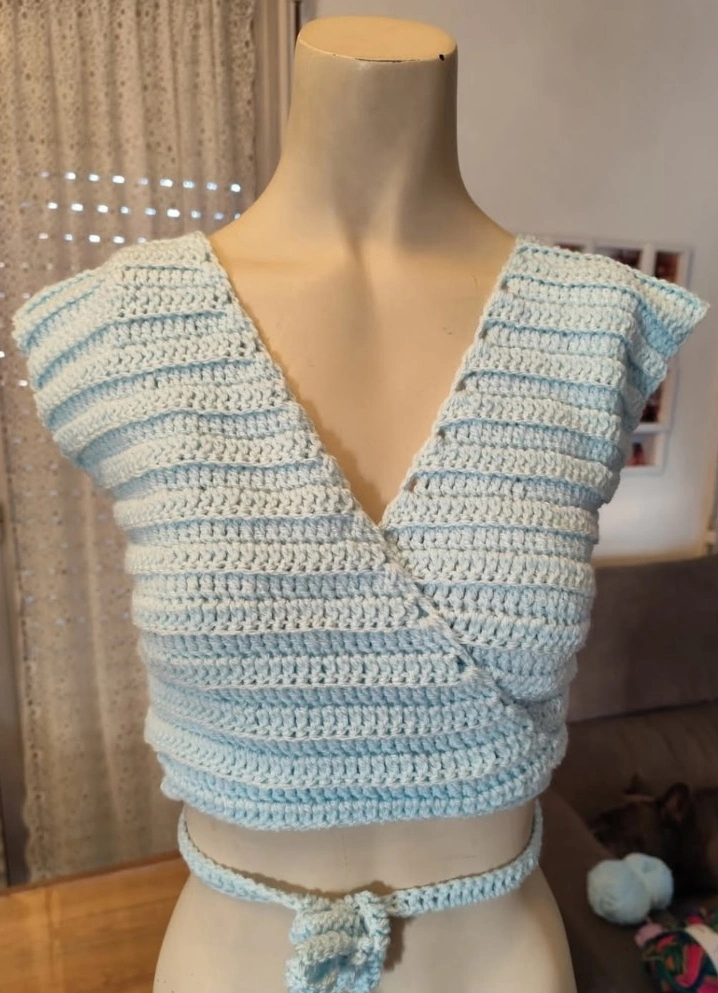 cache coeur fait en crochet de couleur bleu clair sur un mannequin