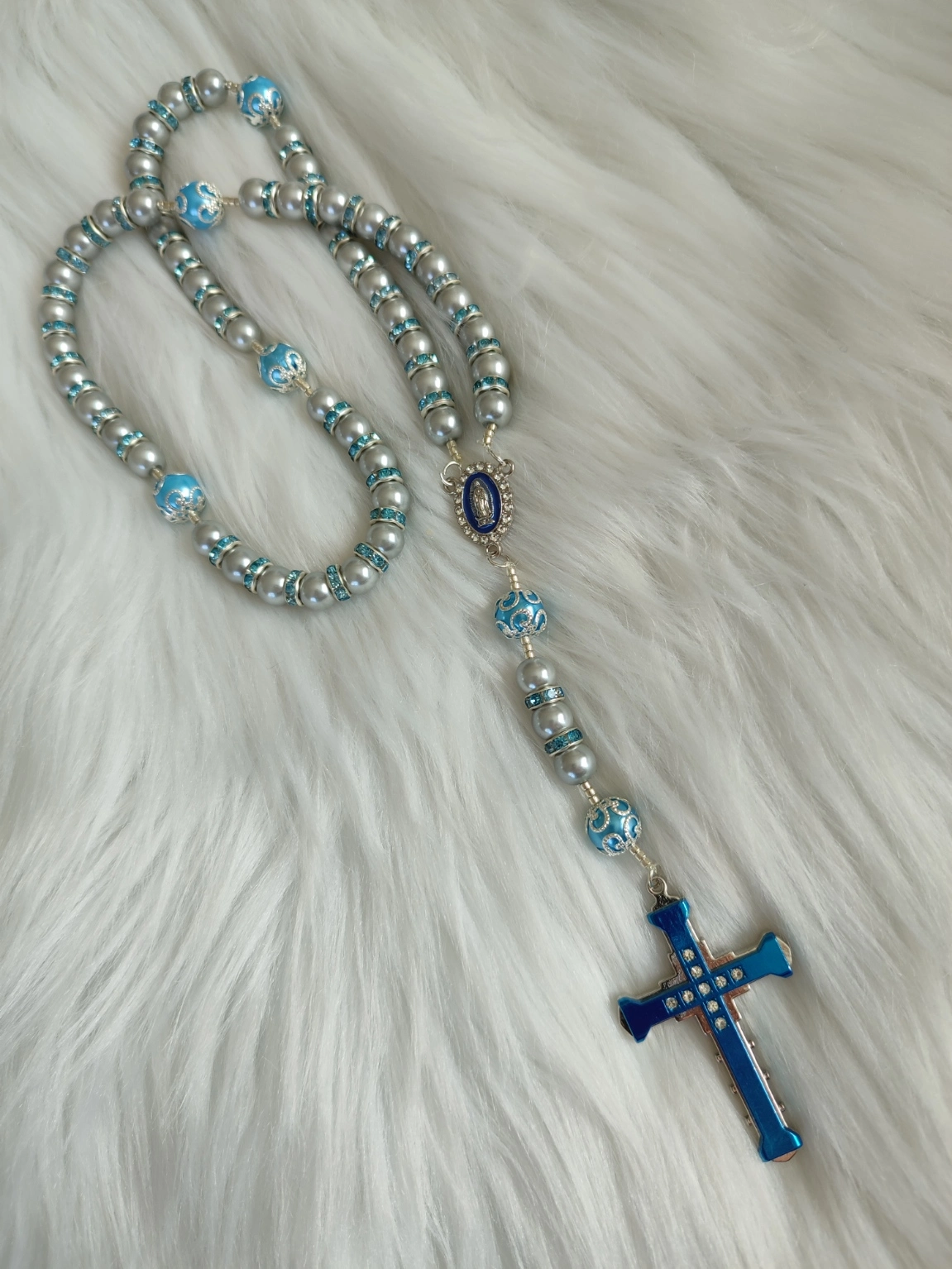 Chapelet "Perle de grâce" fait avec des perles grise et bleu claire, des perles séparatrice bleu claire et une croix bleu