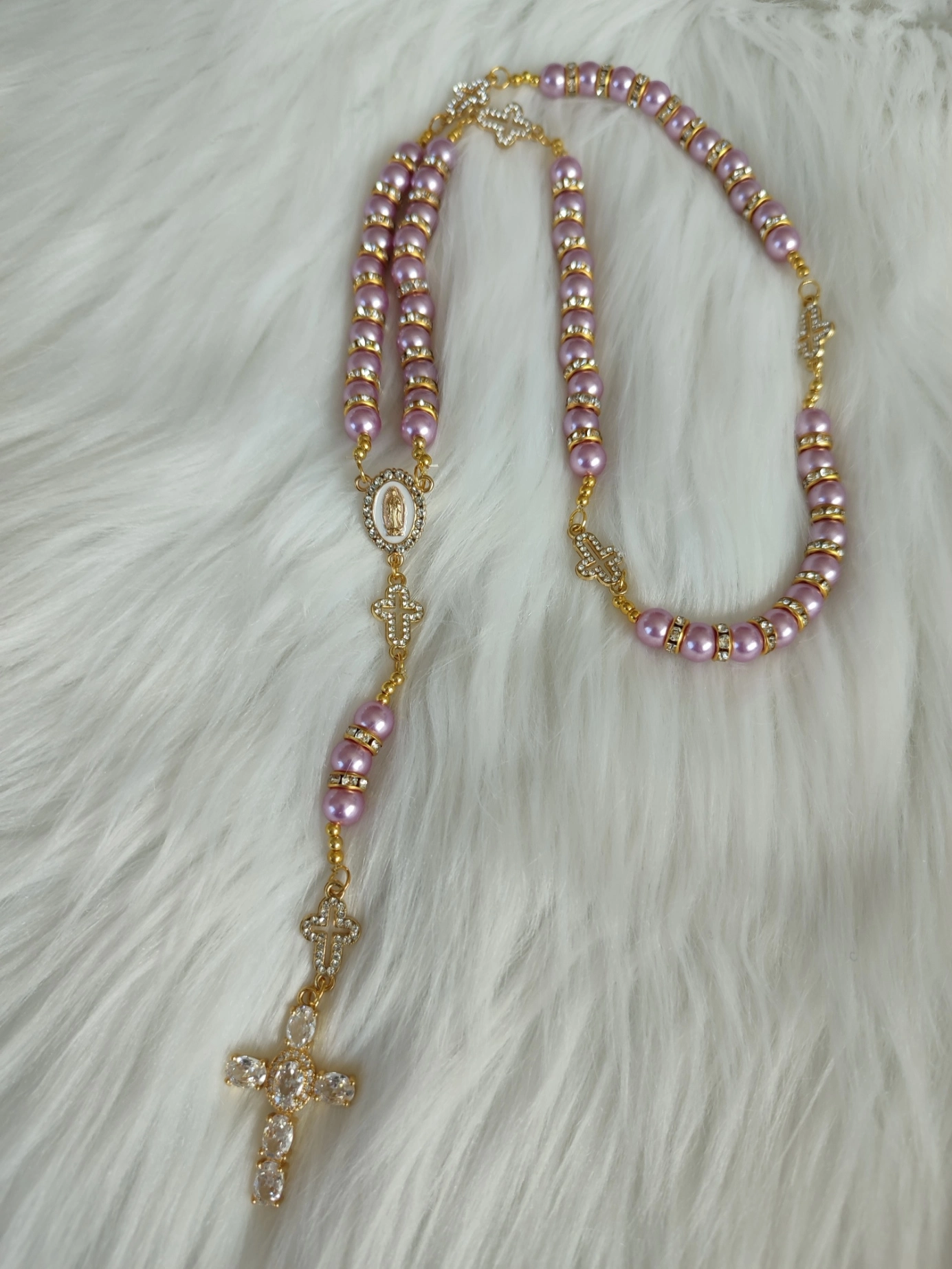 Chapelet "Perle de grâce" fait avec des perles mauve et des croix , des perles séparatrice blanche et une croix blanche