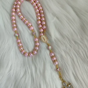 Chapelet "Perle de grâce" fait avec des perles rose et blanche avec fleur, des perles séparatrice blanche et une croix blanche