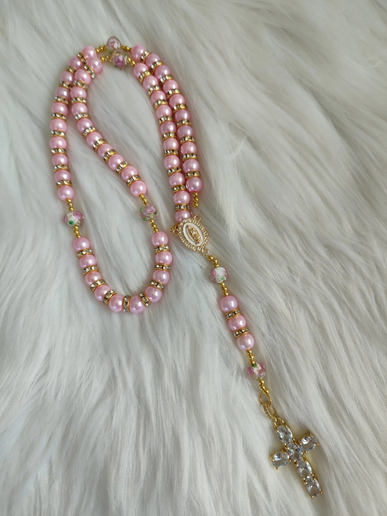 Chapelet "Perle de grâce" fait avec des perles rose et blanche avec fleur, des perles séparatrice blanche et une croix blanche