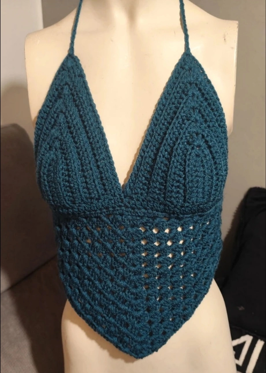 Crop Halter fait en crochet de couleur colver sur un mannequin