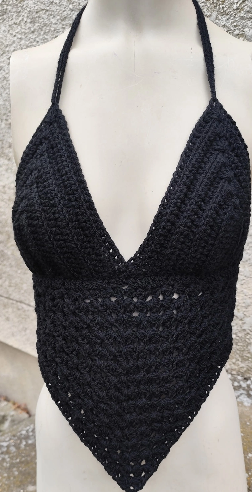 Crop Halter fait en crochet de couleur noir sur un mannequin