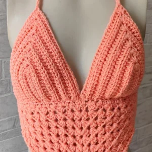 Crop Halter fait en crochet de couleur saumon sur un mannequin