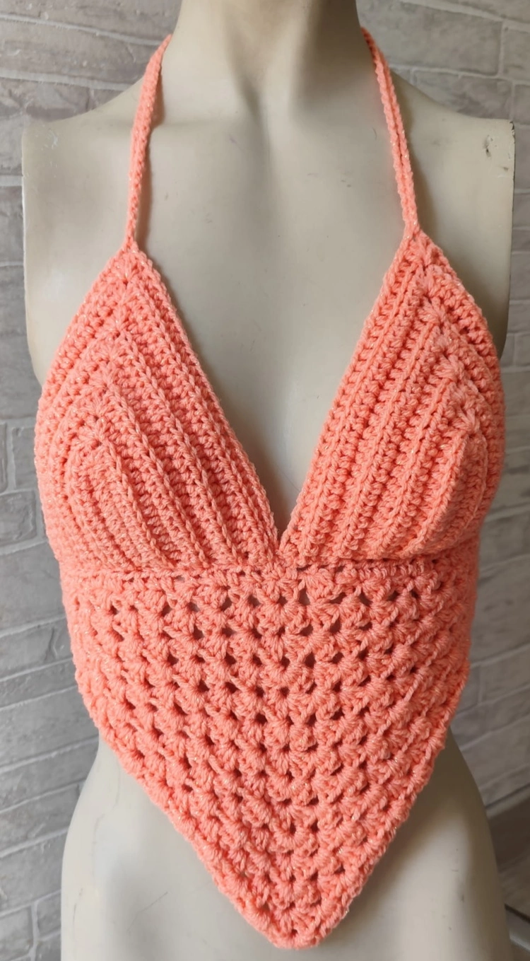 Crop Halter fait en crochet de couleur saumon sur un mannequin