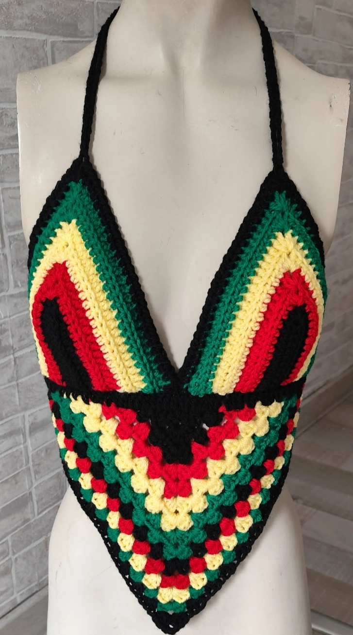 Crop Halter fait en crochet de couleur vert, rouge, jaune et noir sur un mannequin